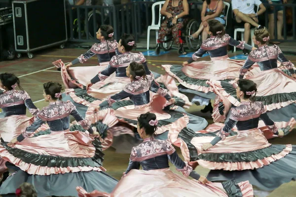 Gaucho dansçılar sırtlarını gerçekleştirme.