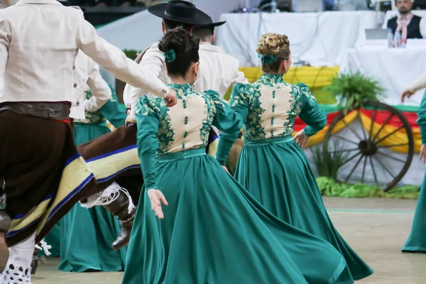 Dançarinos Gaúchos Apresentando Costas — Fotografia de Stock