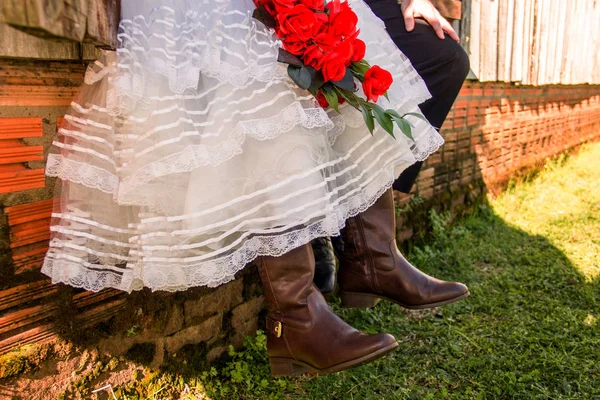 Çiftlikte damat yanındaki çizmeli gelin..