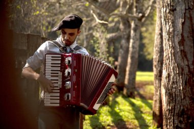 Açık havada mızıka çalan tipik kostümlü Gaucho çocuğu..