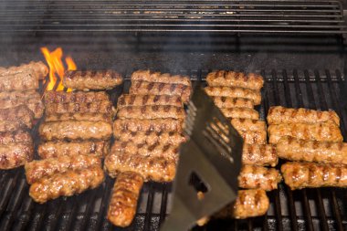 Et (mititei, mici) geleneksel Balcanic (Romanya) yemeği olan ızgara alır..