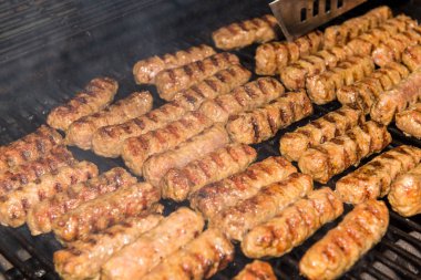 Et (mititei, mici) geleneksel Balcanic (Romanya) yemeği olan ızgara alır..