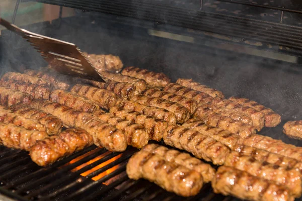 Et (mititei, mici) geleneksel Balcanic (Romanya) yemeği olan ızgara alır..