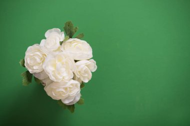 Kumaş ve plastik yapılmış yeniden kullanılabilir yapay çiçekler.