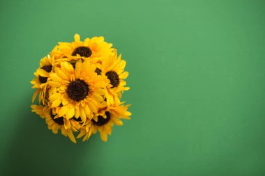 Kumaş ve plastik yapılmış yeniden kullanılabilir yapay çiçekler.