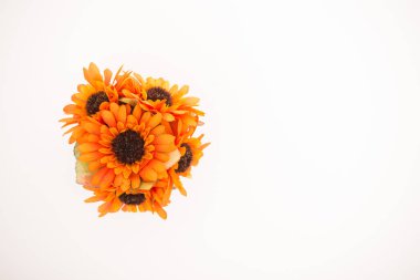 Kumaş ve plastik yapılmış yeniden kullanılabilir yapay çiçekler.