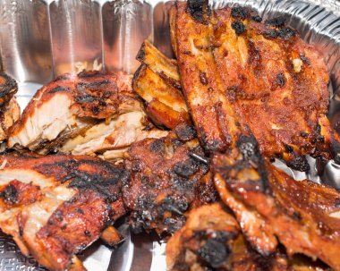 Izgara işaretleri ve soslu taze ızgara domuz geri kaburga.