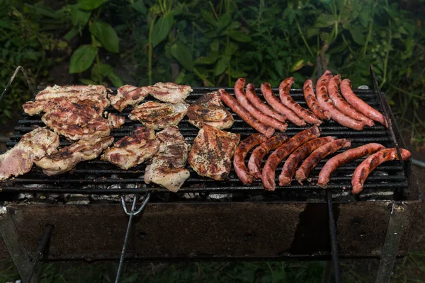 Daging Panggang Luar Ruangan Dalam Panggangan Besi Tua Berkarat Bara — Stok Foto