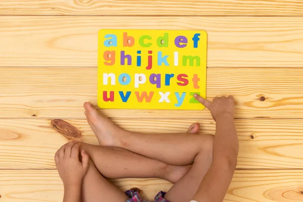 Preschool Student Leren Het Alfabet Spelen Vloer Thuis — Stockfoto