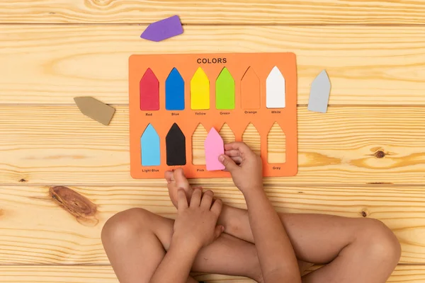 Estudiante Preescolar Aprendiendo Los Colores Jugando Suelo Casa —  Fotos de Stock