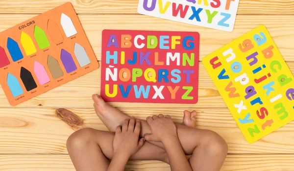 Estudante Pré Escolar Aprendendo Letras Alfabeto Jogando Chão Casa — Fotografia de Stock