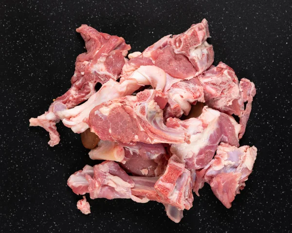 Frisches Rohes Ziegenfleisch Eintopf Wie Geschnitten Auf Schwarzem Schneidebrett — Stockfoto