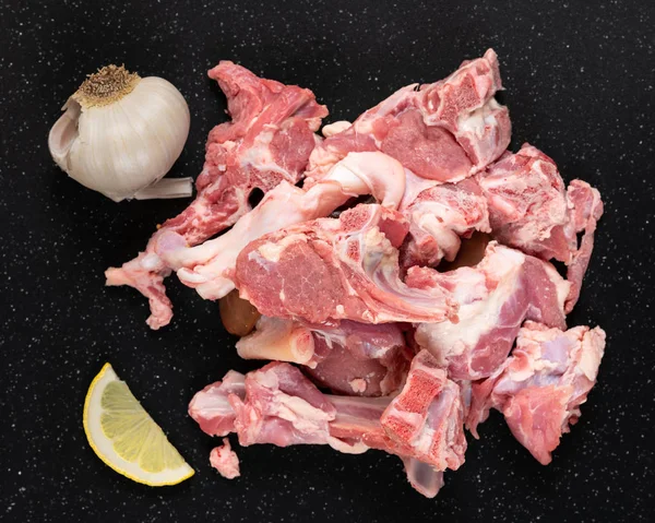 Ακατέργαστο Κατσικίσιο Κρέας Στιφάδο Όπως Κοπές Μαύρο Ξύλο Κοπής Σκόρδο — Φωτογραφία Αρχείου