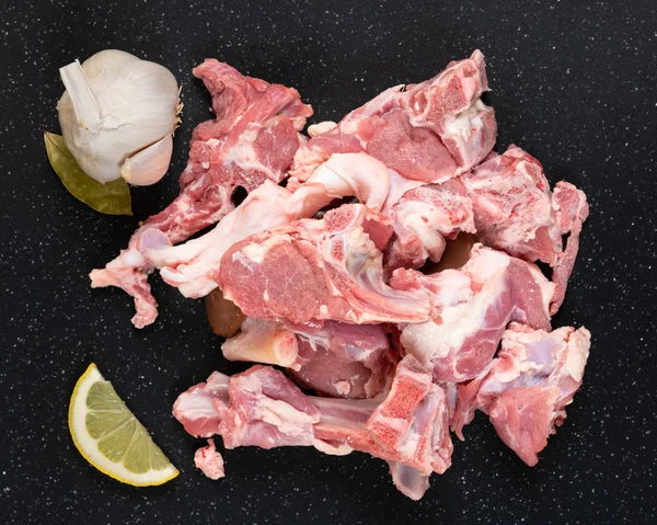 Guiso Carne Fresca Cabra Cruda Como Cortes Tabla Cortar Negro — Foto de Stock