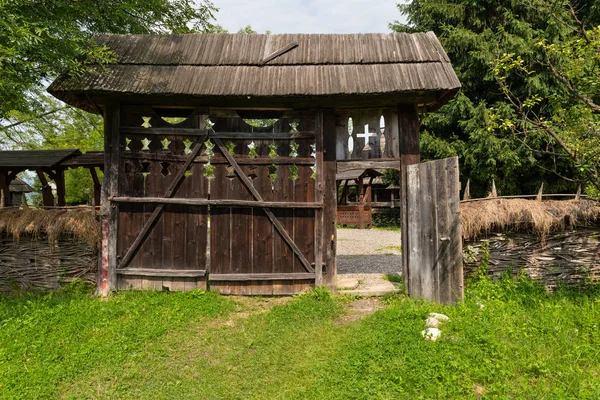 Традиційні Ручної Роботи Дерев Яні Різьблені Ворота Марамуреш Північної Румунії — стокове фото