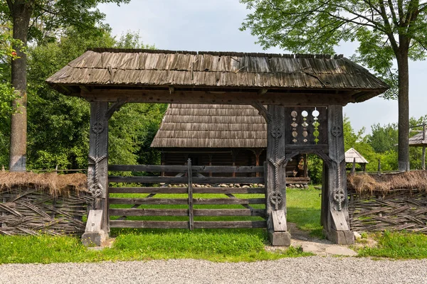 Porta Esculpida Madeira Artesanal Tradicional Região Maramures Norte Roménia — Fotografia de Stock