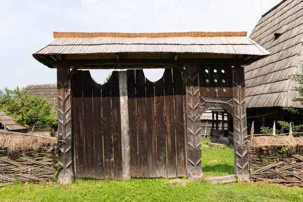 Porta Esculpida Madeira Artesanal Tradicional Região Maramures Norte Roménia — Fotografia de Stock