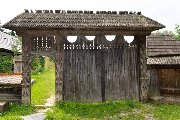 Porta Esculpida Madeira Artesanal Tradicional Região Maramures Norte Roménia — Fotografia de Stock