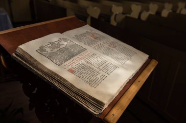 Kiril kilise minber yazılı eski Hıristiyan el yazması.