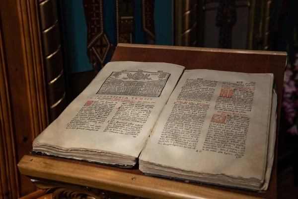 Ancien Manuscrit Chrétien Écrit Cyrillique Sur Chaire Église — Photo