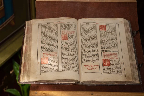 Ancien Manuscrit Chrétien Écrit Cyrillique Sur Chaire Église — Photo