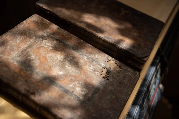 Gros Plan Des Anciens Manuscrits Chrétiens Sur Chaire Église — Photo