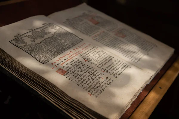 Ancien Manuscrit Chrétien Écrit Cyrillique Sur Chaire Église — Photo