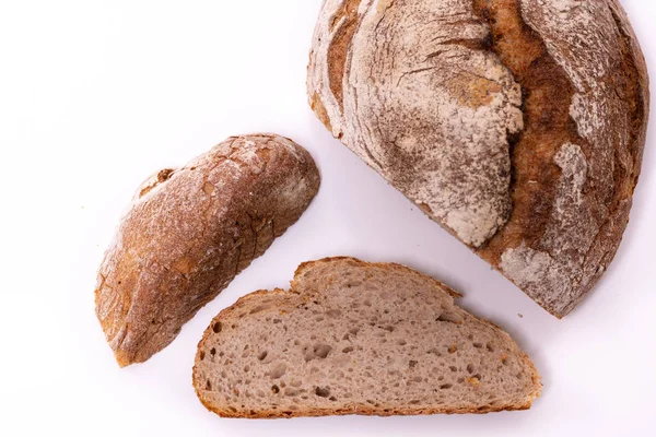 Bochník Chleba Ekologického Zemědělce Plátky Izolované Bílém Pozadí — Stock fotografie