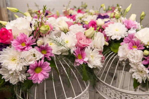 Diversas Cabezas Flores Nupciales Jaula Aves Ornamentadas Vintage Como Decoración — Foto de Stock