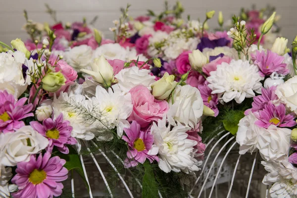 Diversas Cabezas Flores Nupciales Jaula Aves Ornamentadas Vintage Como Decoración — Foto de Stock