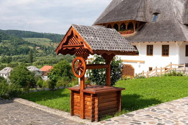 Mosteiro Barsana Detalhe Arquitetônico Fonte Madeira Tradicional Maramures Romania — Fotografia de Stock