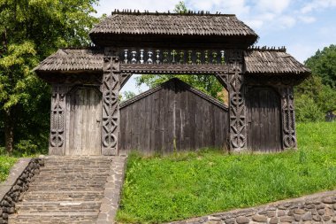 Barsana Manastırı mimari detay - geleneksel ahşap oyma kapı (Maramures, Romanya).