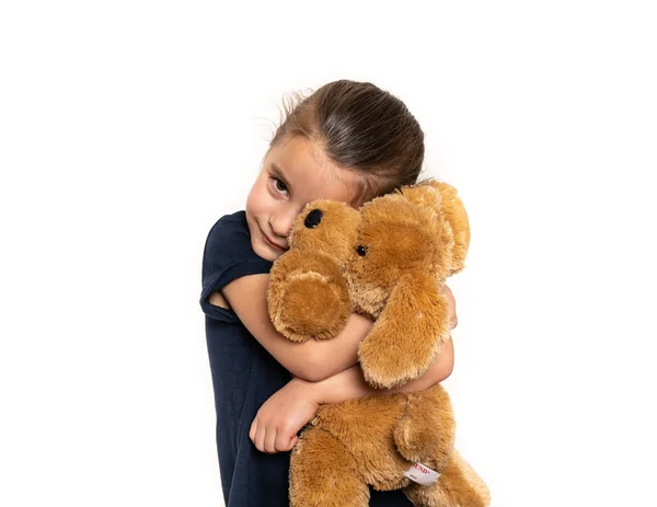 Feliz Niña Preescolar Abrazando Oso Peluche Favorito —  Fotos de Stock