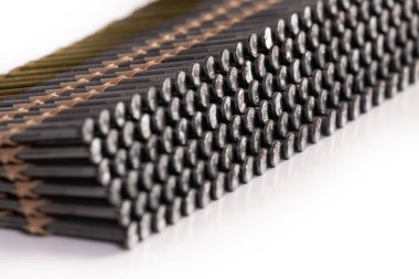 Beyaz bir arka plan üzerinde izole bir çerçeve çivi tabancası kullanılan silah çivi.