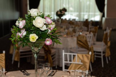Çiçek merkezinde, lüks, zarif Resepsiyon masa aranjmanı Ziyafet salonunda düğün.