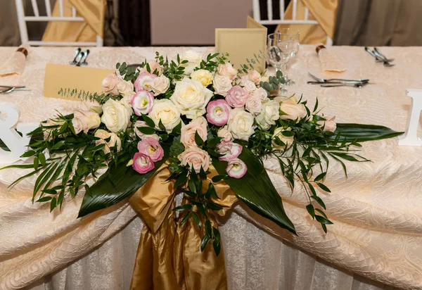 Floral centerpiece at luxury, elegant wedding reception table arrangement in banquet hall.