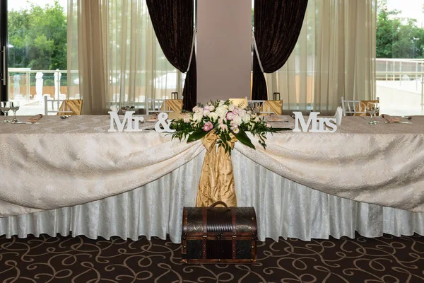 Elegant Floral Decor Wedding Banquet Table Bride Groom — Stock Photo, Image