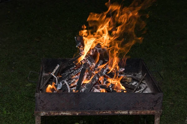 Gros Plan Sur Feu Dans Barbecue Soir — Photo