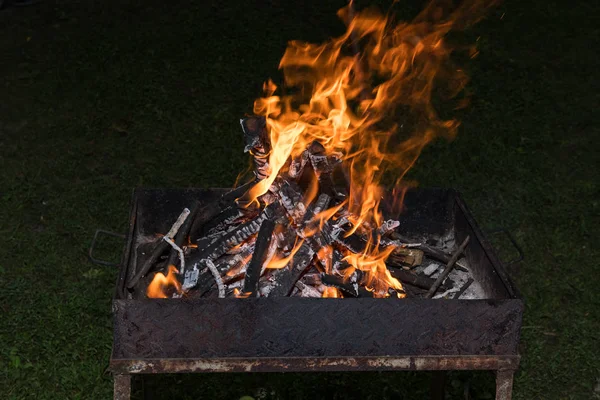 Primo Piano Del Fuoco Ardente Nella Griglia Barbecue Sera — Foto Stock