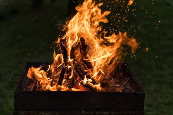 Primo Piano Del Fuoco Ardente Nella Griglia Barbecue Sera — Foto Stock