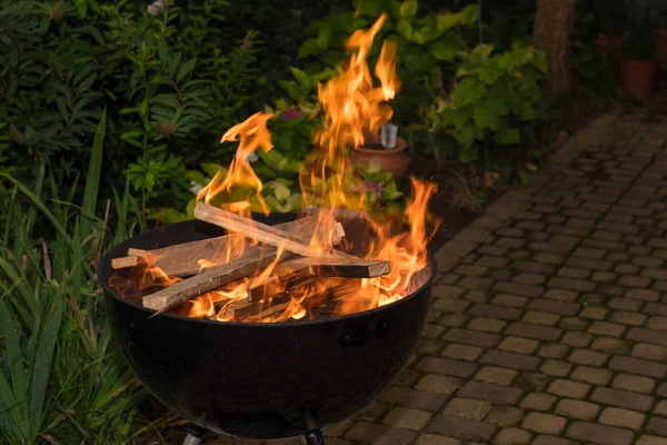 Primo Piano Del Fuoco Ardente Nella Griglia Barbecue Sera — Foto Stock