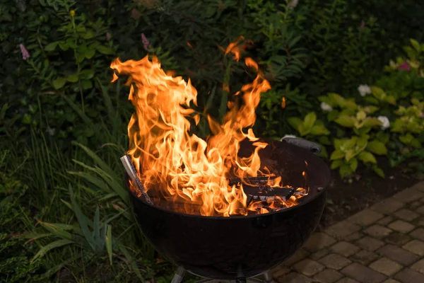 Gros Plan Sur Feu Dans Barbecue Soir — Photo