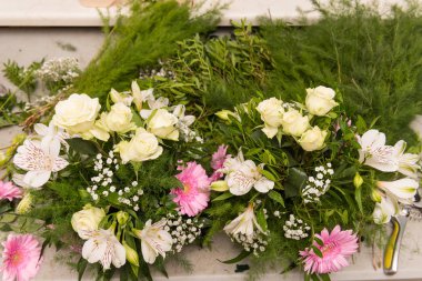 Çiçekçi iş ve atık çiçek, yaprak ve çırpı.