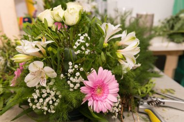 Çiçekçi iş ve atık çiçek, yaprak ve çırpı.