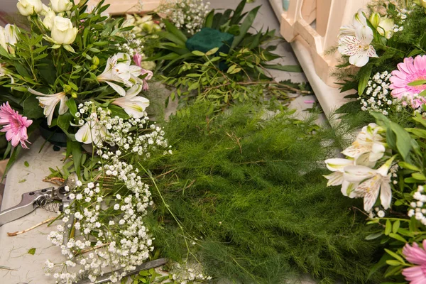 Trabajos Floristas Desperdicios Flores Hojas Ramitas — Foto de Stock