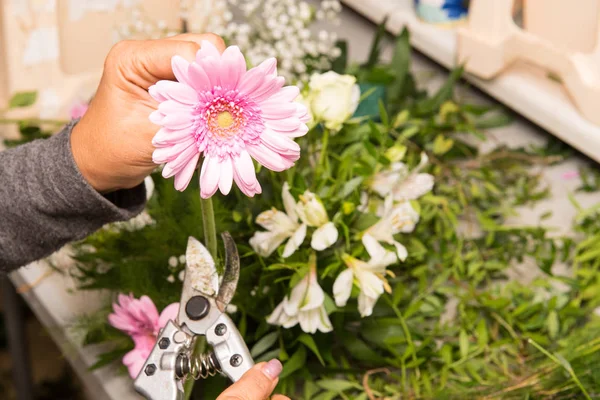 Floristería Femenina Haciendo Ramo Diferentes Flores Mesa Trabajo — Foto de Stock