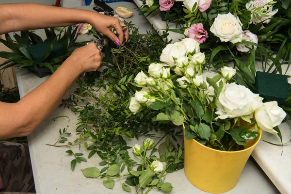 Floristería Femenina Haciendo Ramo Diferentes Flores Mesa Trabajo — Foto de Stock