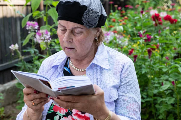 Mulher judia lendo seu livro de orações — Fotografia de Stock