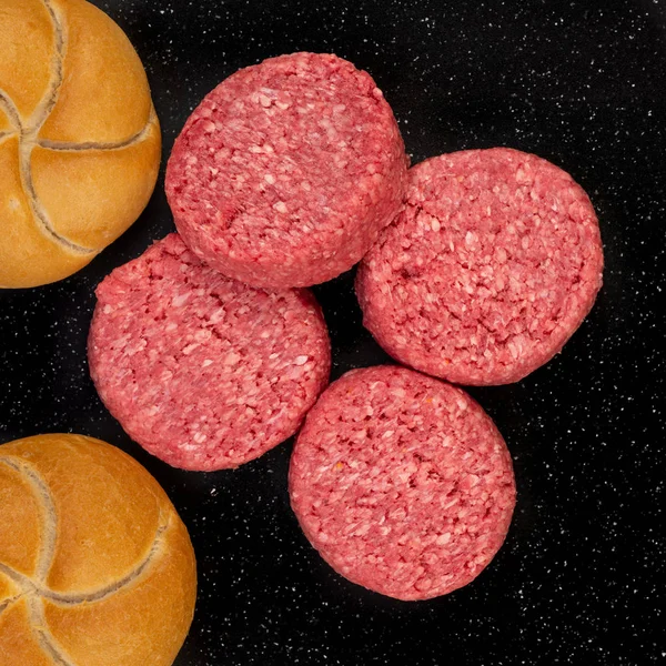 Raw Angus Beef Burger Patties and Buns — Stock Photo, Image
