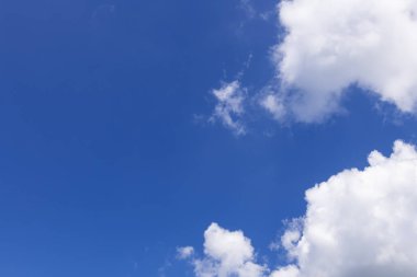 Mavi gökyüzü arka plan üzerinde bulutlar iken